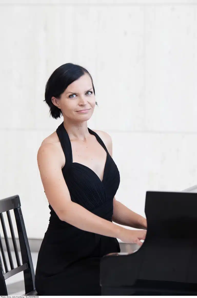 Bilde av Sara Aimée Smiseth som spiller piano.